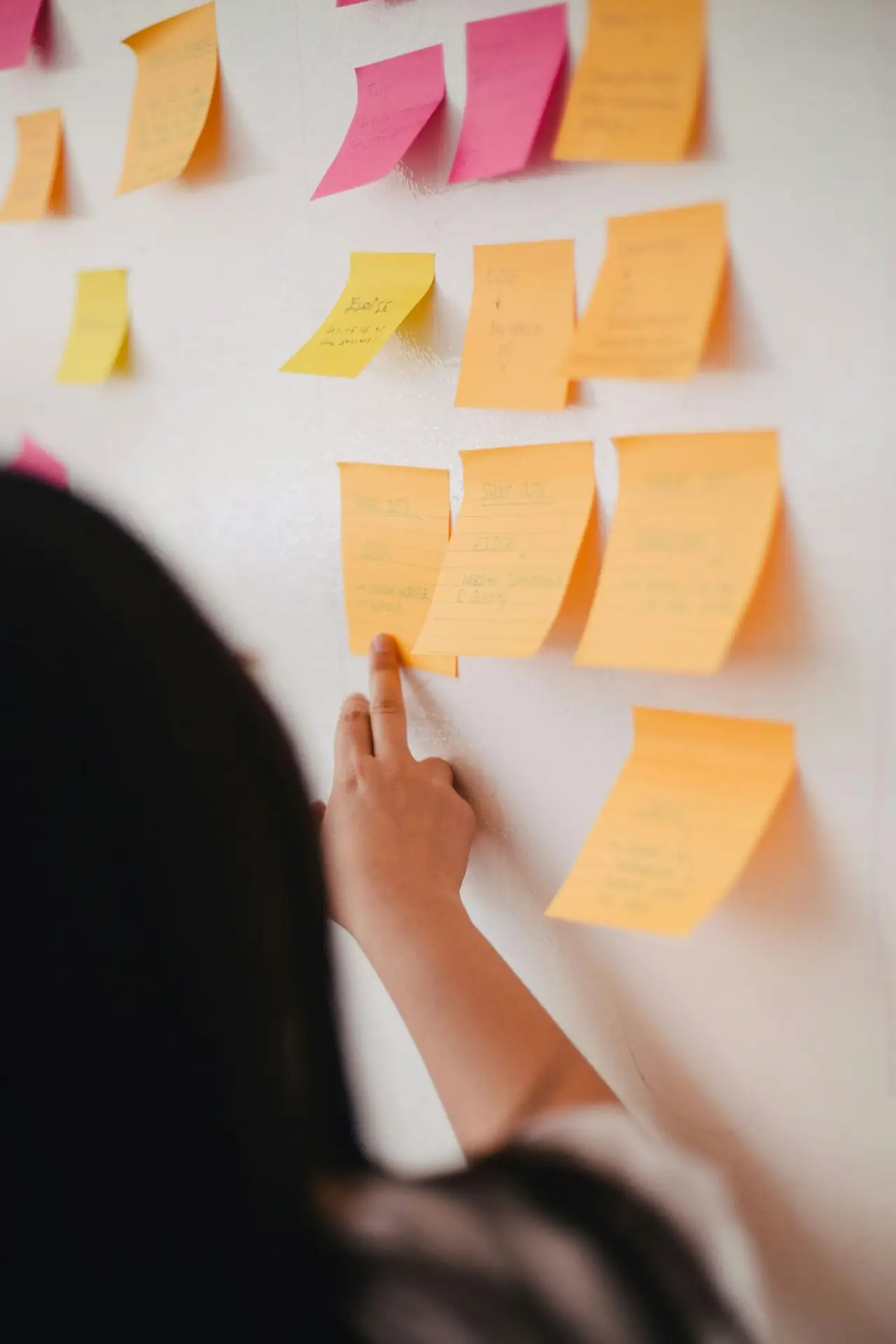 Ux/Ui designer en train de trier les idées lors d'ateliers Ux