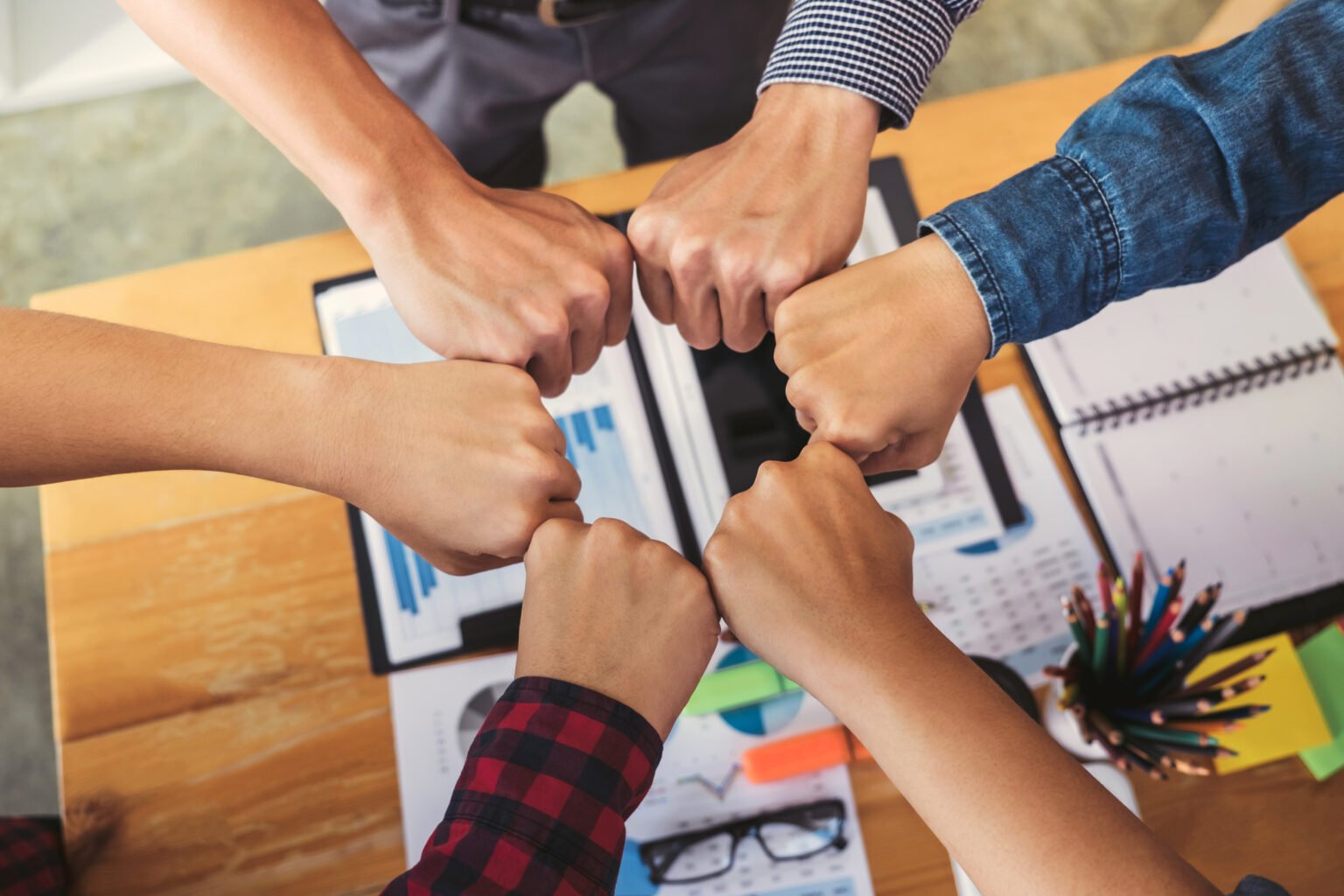 Collegues effectuant un check collectif avec leurs mains