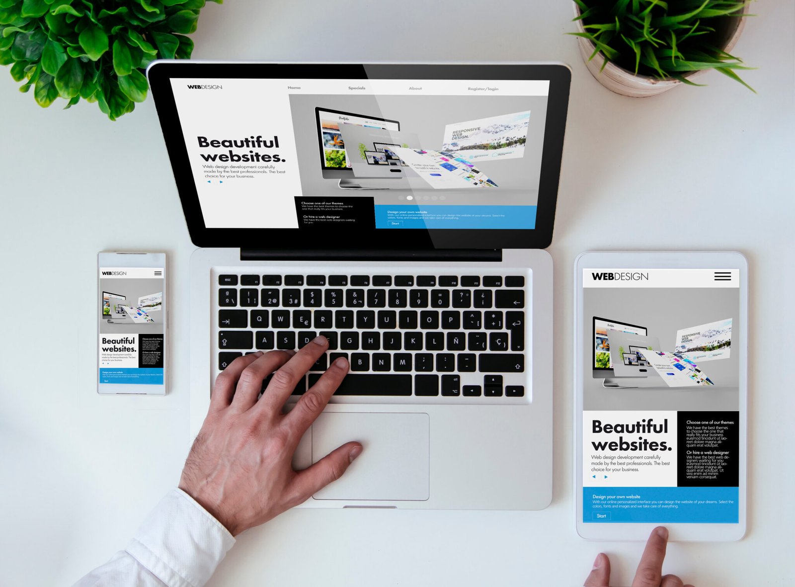 Prestations - Bureau avec tablette, smartphone et ordinateur portable montrant la création d'un site internet et ses déclinaisons responsive