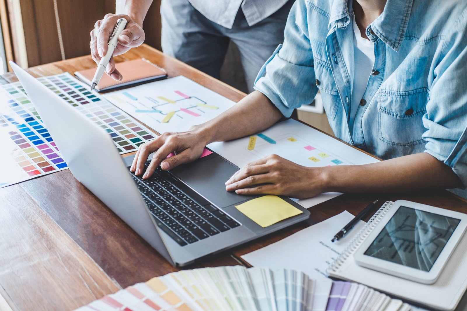 Designer et client lors d'un bilan d'ergonomie digitale