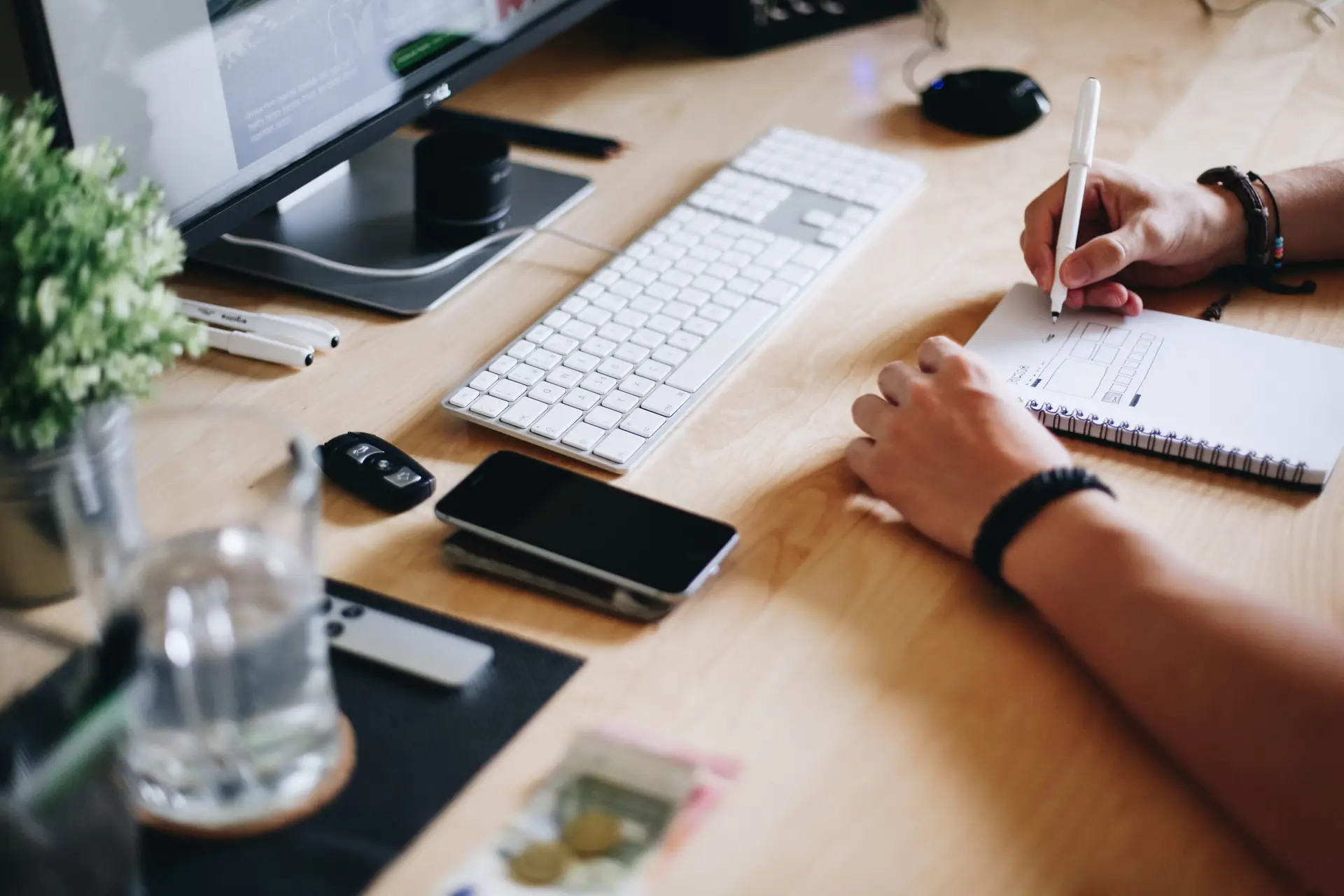 Prestations - Ux designer en train de relever les bonnes et mauvaises pratiques lors d'un bilan d'ergonomie digital.