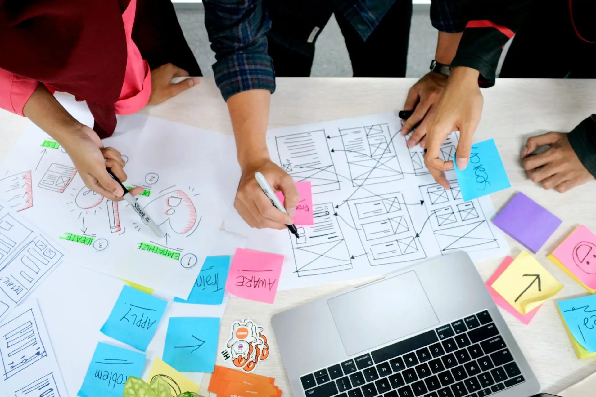 Plusieurs personnes travaillent avec un Ux/Ui designer pour concevoir un nouveau produit